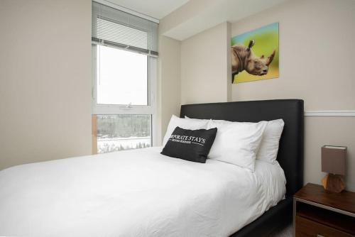 Katil atau katil-katil dalam bilik di Hendrix Luxury Apartments by Corporate Stays