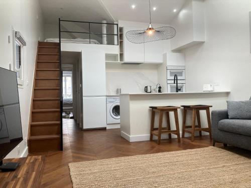 un salon avec une cuisine et un salon dans l'établissement Maison le Bac Apartments, à Paris