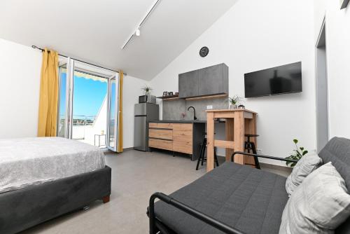 Televisyen dan/atau pusat hiburan di Lity Apartment Lily