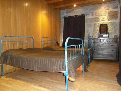 sypialnia z 2 łóżkami i komodą w pokoju w obiekcie Casa da Bôcha w mieście Cativelos