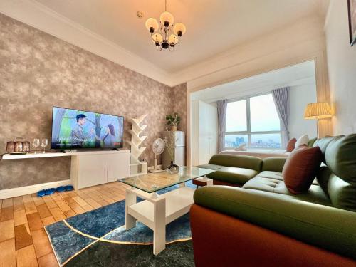 TV a/nebo společenská místnost v ubytování Diny ApartHotel - Rooftop Pool - The Manor 2