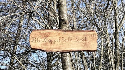 a sign that says she could go to a food at L'appel de la foret in Rocroi