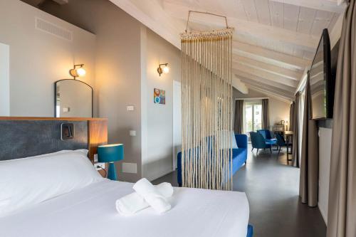 ColonnoにあるVilla Clementina Boutique Hotelのベッドルーム1室(ベッド1台付)、リビングルームが備わります。