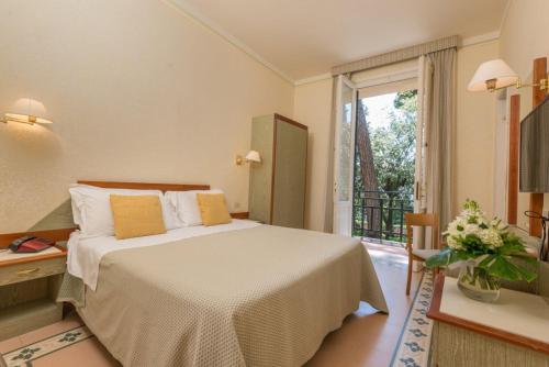 A bed or beds in a room at Hotel Villa Tiziana
