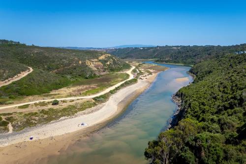 an aerial view of a river with a beach at Casa do Beco in Odeceixe