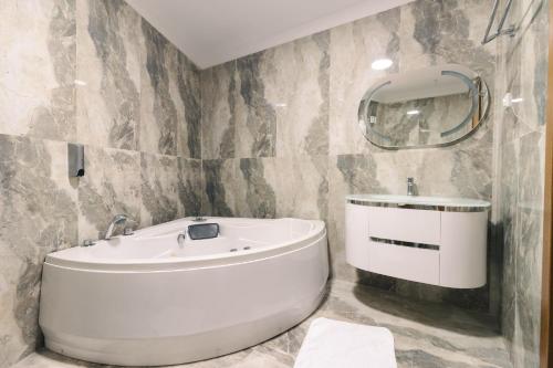 Kylpyhuone majoituspaikassa Lux Hotel M