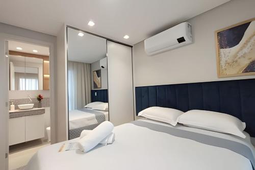 Un dormitorio con una cama grande y un baño. en Rio Park Av, Sea View One - by TRH Home Stay, en Recife