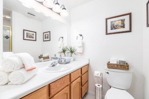 Ένα μπάνιο στο Charming 2br With Hot Tub