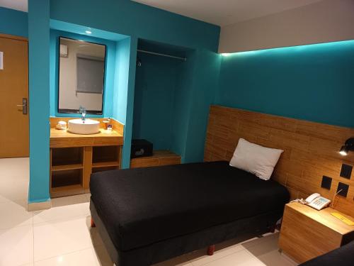Ένα ή περισσότερα κρεβάτια σε δωμάτιο στο Hotel Kavia Mazatlán
