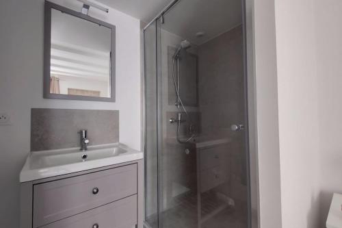 une salle de bain avec une douche en verre et un lavabo dans l'établissement Maison en pierre rénovée, à Les Artigues-de-Lussac