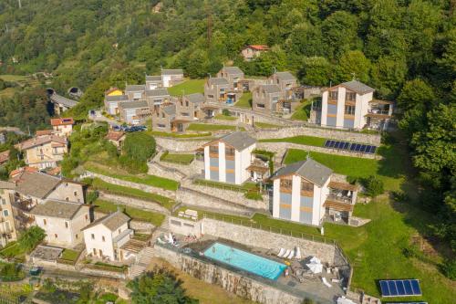 an aerial view of a house with a pool at paradiso del lago t4 in Bellano