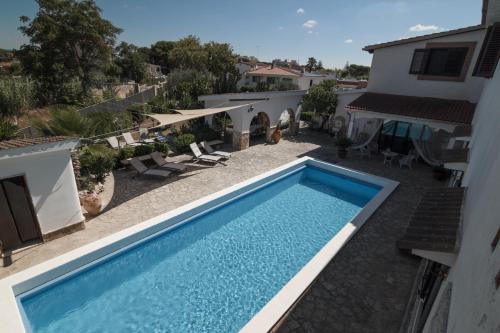 Бассейн в Villa Lina Bed&Breakfast или поблизости