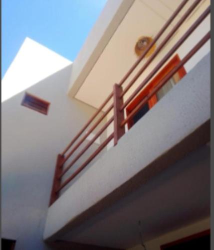 una escalera en una casa con barandilla en Suite Front Jeri, en Jericoacoara