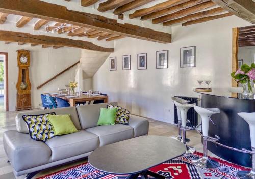 a living room with a couch and a table at Lampadaire du Martreuil Famille in Pierrefonds