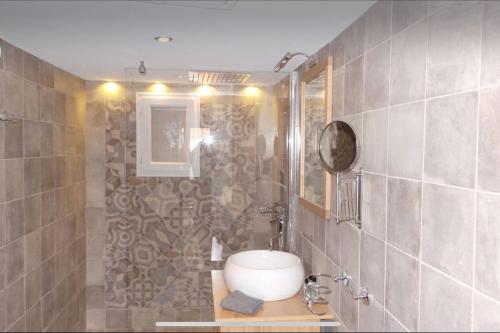 une salle de bain avec un lavabo et un miroir dans l'établissement Beau studio avec mezzanine, à Antibes