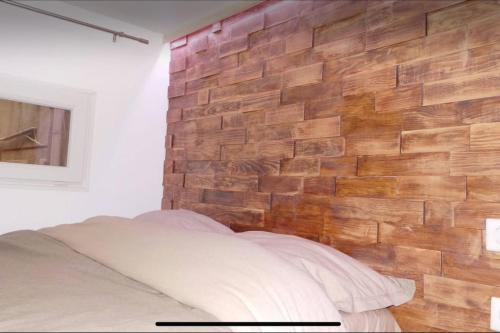 une chambre avec un mur de briques et un lit dans l'établissement Beau studio avec mezzanine, à Antibes