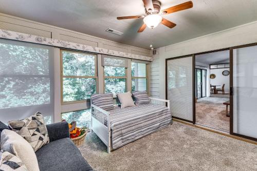 Χώρος καθιστικού στο Marina Villa Condo at Lake Keowee with Fireplace
