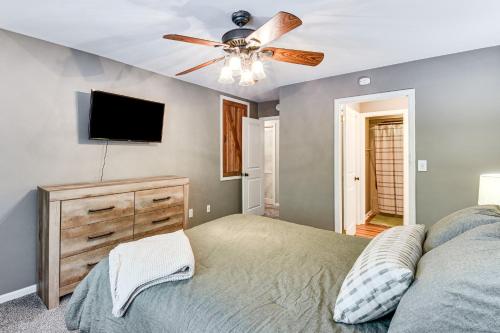 Ένα ή περισσότερα κρεβάτια σε δωμάτιο στο Marina Villa Condo at Lake Keowee with Fireplace