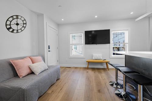 TV a/nebo společenská místnost v ubytování Cambridge Boston 3BR2Bth Parking W&D Subway AC