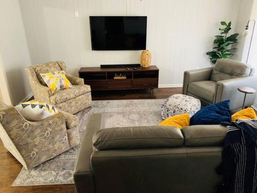 ein Wohnzimmer mit Couch und Flachbildfernseher in der Unterkunft Cozy, Peaceful, and Relaxing! in Winona