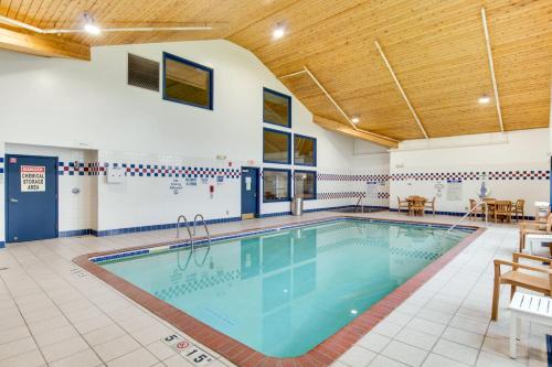 a large swimming pool in a building with a large at Hotel Bemidji in Bemidji