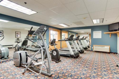 a gym with treadmills and elliptical machines at Hotel Bemidji in Bemidji