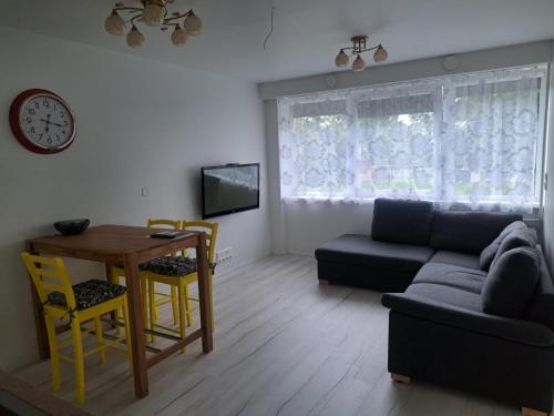a living room with a couch and a table at Koidula külaliskorter in Võru