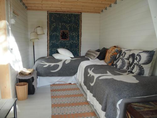 Suur AhvenkoskiSöderstrand B&B Kataja Room的有两张床和一张沙发的房间