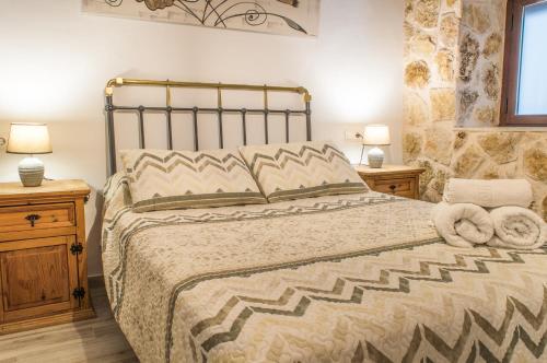 a bed in a bedroom with two night stands and two lamps at Casa de Mamachon in Cazorla