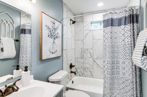 Ένα μπάνιο στο Brownwood Family Home - 2 Mi to Public Marina!