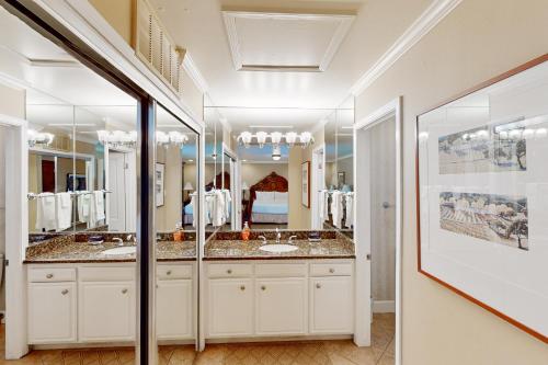 Un baño con dos lavabos y un espejo grande. en Silverado Resort and Spa 287, en Napa