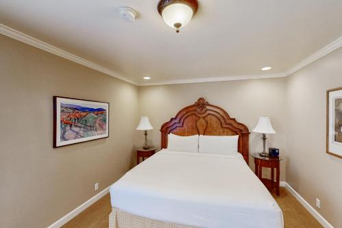 Un dormitorio con una gran cama blanca con dos lámparas. en Silverado Resort and Spa 287, en Napa
