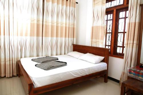 een slaapkamer met een bed met twee handdoeken erop bij Hidden heaven holidays and camping organisers in Haputale