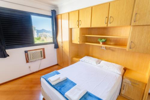 Una pequeña habitación con una cama y una ventana. en Área Nobre com Vista para Baía e Pontes SA2351, en Florianópolis