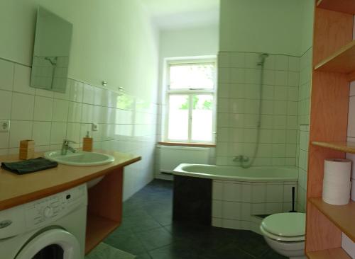 Un baño con bañera, lavabo e inodoro. en Norby Garden Westwärts, en Rieseby