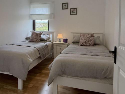 Postel nebo postele na pokoji v ubytování Apartment 471 - Clifden