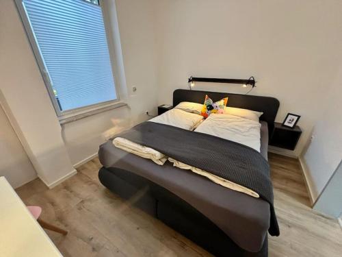 a bedroom with a bed in a room with a window at Auszeit am Rhein 2 - Rhinelove in Boppard