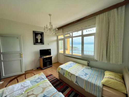 een slaapkamer met twee bedden en een raam bij Marin DenizeR Tatilevi in Amasra