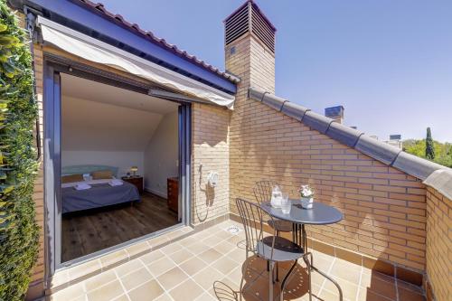 a small patio with a table and a bedroom at El Palomar in Madrid