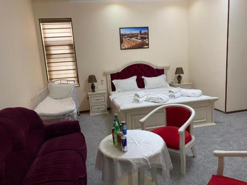 Ένα ή περισσότερα κρεβάτια σε δωμάτιο στο Amina Hotel