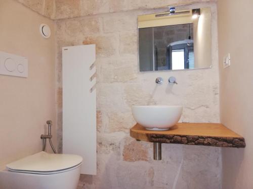 a bathroom with a sink and a toilet at NM charming suite in Monopoli