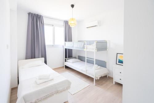 Ένα ή περισσότερα κρεβάτια σε δωμάτιο στο Hubstay - Tamara Gardens Suite with Swimming Pool