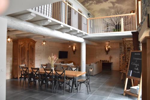une salle à manger avec une table et des chaises en bois dans l'établissement L'échappée belle 43, à Retournac