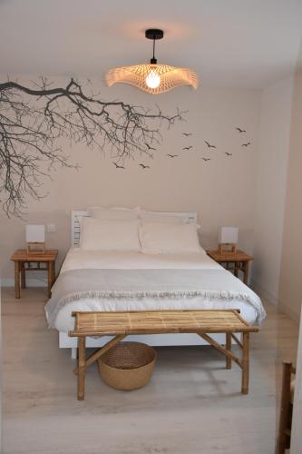 une chambre avec un lit et un lustre dans l'établissement L'échappée belle 43, à Retournac