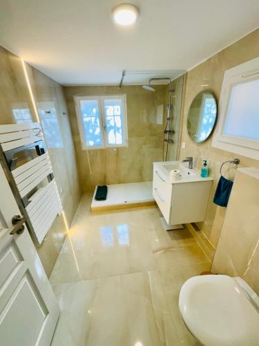 une salle de bain avec toilettes et lavabo dans l'établissement Les Chênes Verts, à Ceyreste