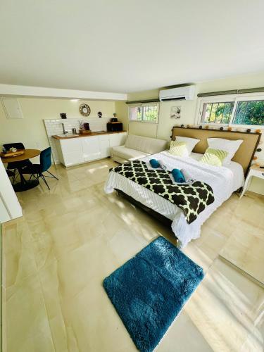 une chambre avec un lit et un salon dans l'établissement Les Chênes Verts, à Ceyreste