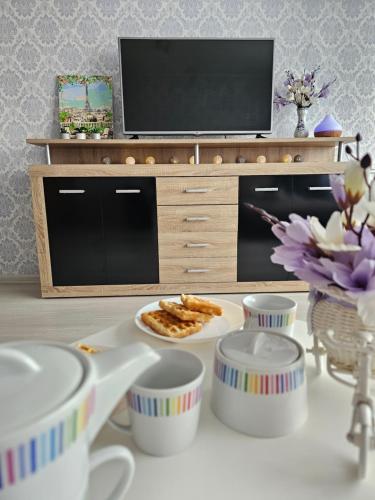 Μια τηλεόραση ή/και κέντρο ψυχαγωγίας στο JJ apartment
