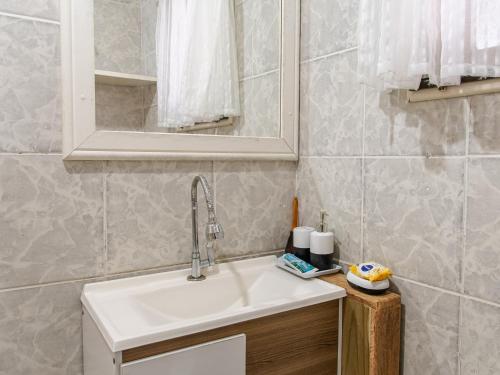 ein Badezimmer mit Waschbecken und Spiegel in der Unterkunft Unidade do térreo: casa à beira mar XJ6722 in São Francisco do Sul
