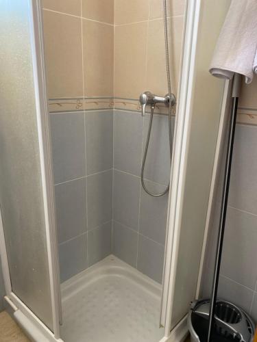 a shower in a bathroom with a shower at Magnífico piso con vistas al mar en Moncofa in Moncófar