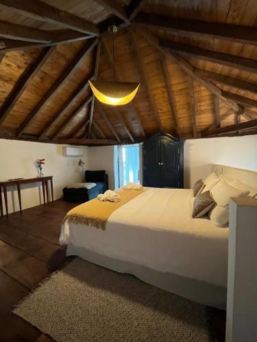 Un dormitorio con una cama grande en una habitación con techos de madera. en Casa El granero de Antonio, en San Miguel de Abona